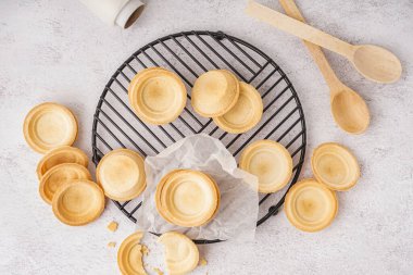 Beyaz arkaplanda ev yapımı tartlarla ızgara