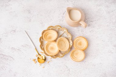 Beyaz arka planda ev yapımı tart tabağı