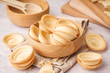 Açık arkaplanlı ev yapımı tartlarla kase