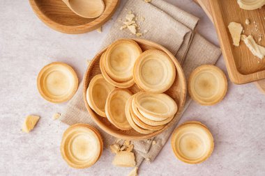 Açık arkaplanlı ev yapımı tartlarla kase