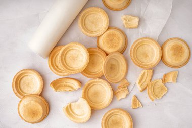 Gri arka planda ev yapımı tartlar