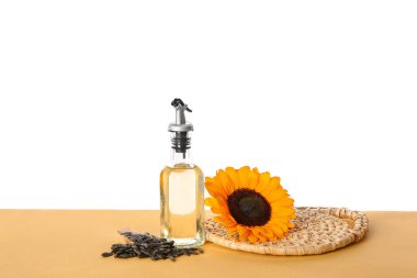 Ayçiçekleri, tohumlar ve yağ şişesi beyaz arka planda