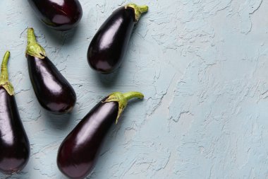 Mavi arka planda taze patlıcanlar