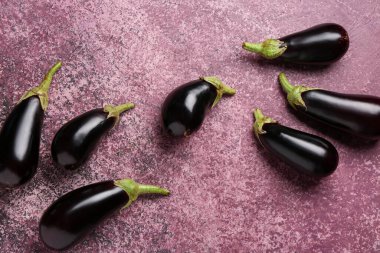 Pembe arka planda taze patlıcanlar