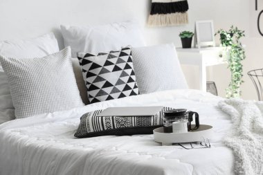 Kahve makineli tepsi, fincan ve modern dizüstü bilgisayar beyaz battaniye, yakın çekim