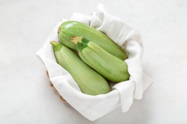 Hafif arka planda taze yeşil kabaklı kase.