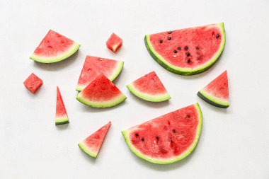 Beyaz arka planda taze karpuz parçaları