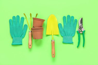 Yeşil arkaplanda farklı bahçe araçları