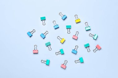 Açık mavi arkaplanda renkli klasör klipleri