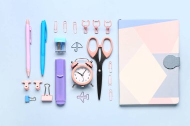 Açık mavi arka planda farklı okul kırtasiyesi ve defter