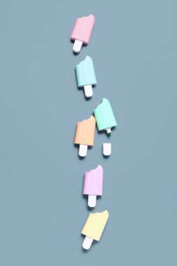 Gri arkaplanda dondurma şeklinde renkli işaretler