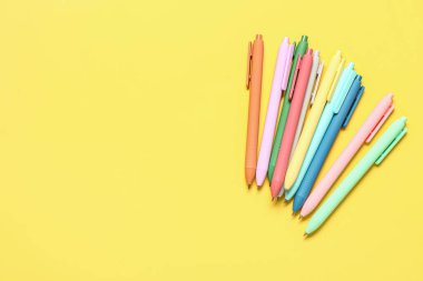 Sarı arkaplanda renkli kalemler