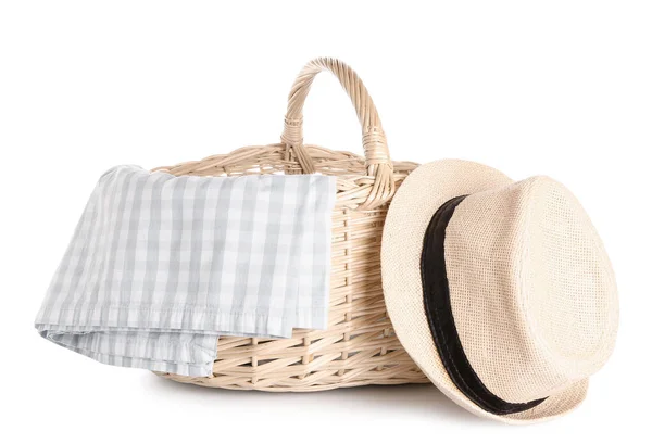 白色背景的餐巾和帽子的柳条箱野餐篮 — 图库照片
