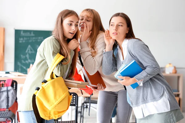 Női Diákok Könyvekkel Pletykálkodnak Osztályteremben — Stock Fotó