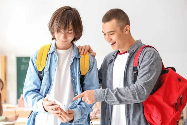 Männliche Schüler Mit Tablet Computer Klassenzimmer — Stockfoto