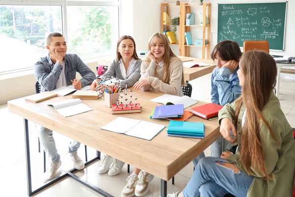 Grupo Estudiantes Adolescentes Que Estudian Mesa Clase —  Fotos de Stock