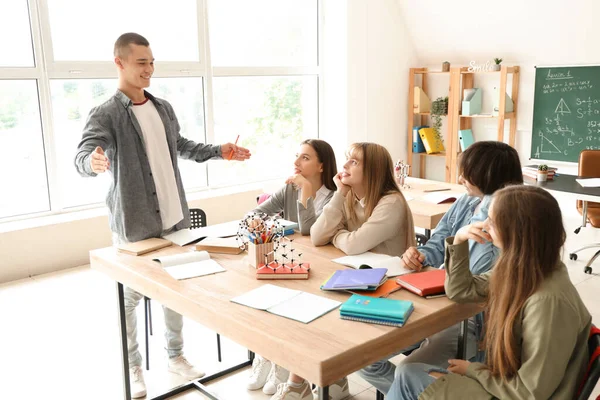 Grupo Estudantes Adolescentes Que Estudam Mesa Sala Aula — Fotografia de Stock