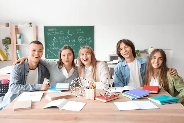教室のテーブルで勉強する10代の学生のグループ — ストック写真