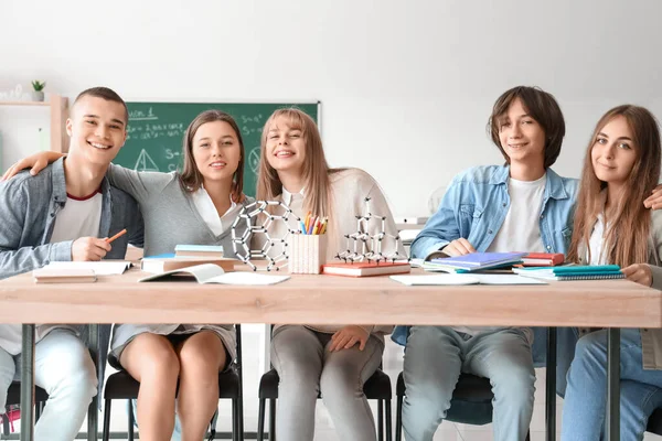 Grupo Estudantes Adolescentes Que Estudam Mesa Sala Aula — Fotografia de Stock