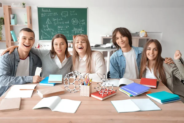 Grupp Tonårsstudenter Som Studerar Vid Bord Klassrummet — Stockfoto
