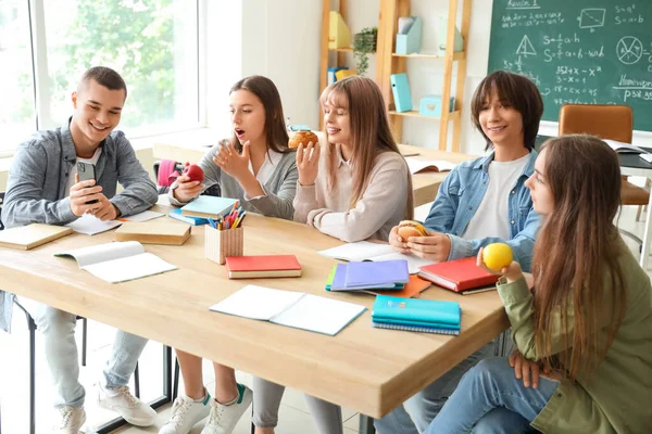 Group Teenage Students Having Snacks Table Classroom — Stock Photo, Image