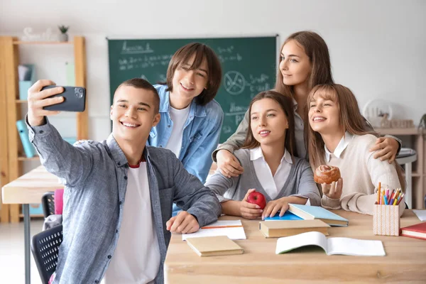 Grupo Estudantes Adolescentes Tomando Selfie Mesa Sala Aula — Fotografia de Stock