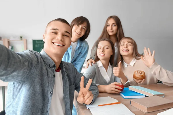 Grupo Estudantes Adolescentes Tomando Selfie Mesa Sala Aula — Fotografia de Stock