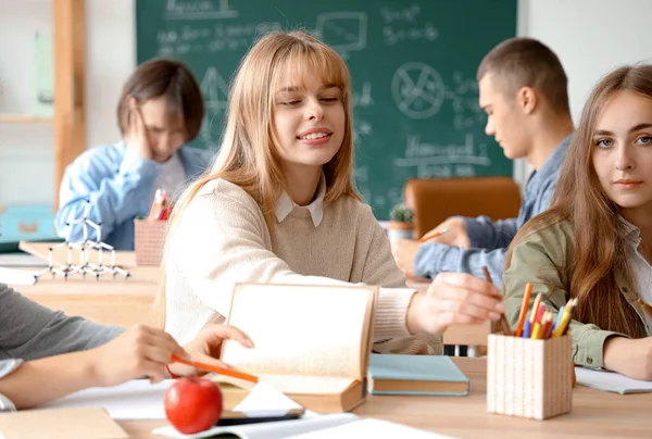 Studentinnen Lernen Tisch Klassenzimmer — Stockfoto