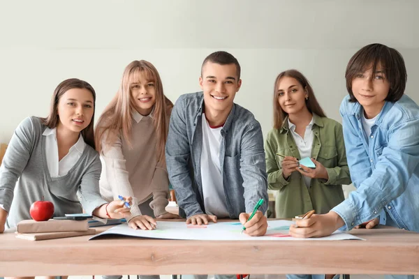 Tinédzser Diákok Csoportja Akik Feladatokat Látnak Asztalnál Osztályteremben — Stock Fotó