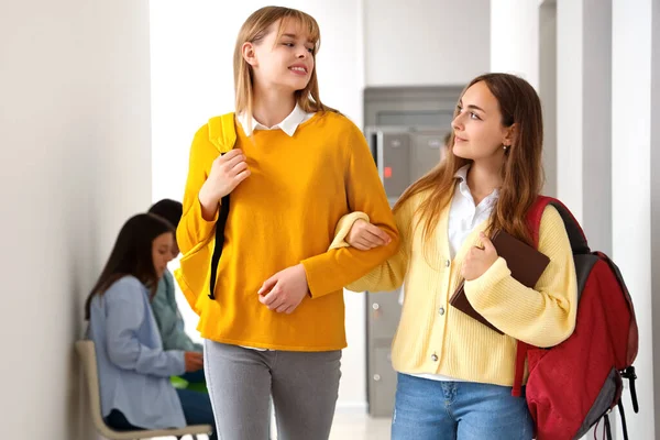 Teenagermädchen Gehen Zur Schule — Stockfoto