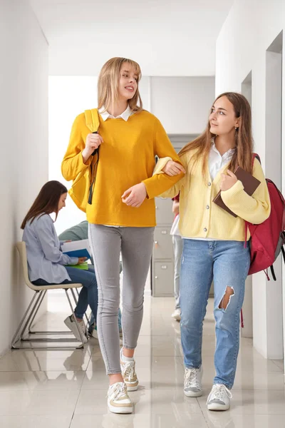 Tini Lányok Sétálnak Iskolában — Stock Fotó