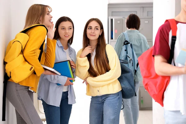 Adolescentes Falando Sobre Colega Classe Escola — Fotografia de Stock