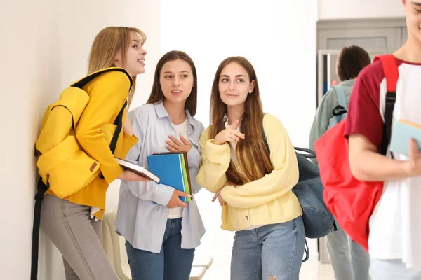 Tinédzser Lányok Osztálytársakról Beszélnek Iskolában — Stock Fotó