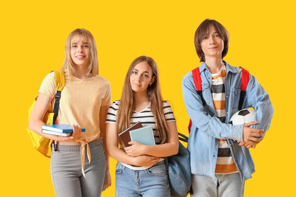 Підліткові Студенти Жовтому Фоні — стокове фото