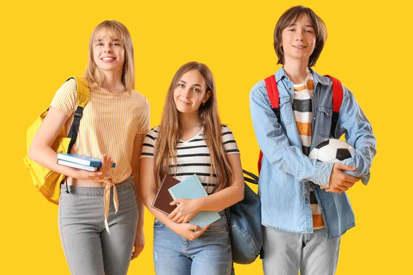 Estudiantes Adolescentes Sobre Fondo Amarillo — Foto de Stock