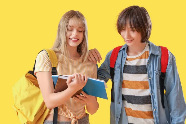 Έφηβοι Μαθητές Βιβλία Κίτρινο Φόντο — Φωτογραφία Αρχείου