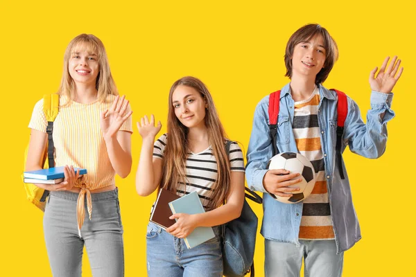 Έφηβοι Μαθητές Κουνάνε Χέρια Τους Κίτρινο Φόντο — Φωτογραφία Αρχείου