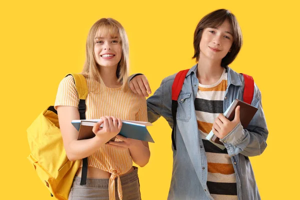 Dospívající Studenti Knihami Žlutém Pozadí — Stock fotografie