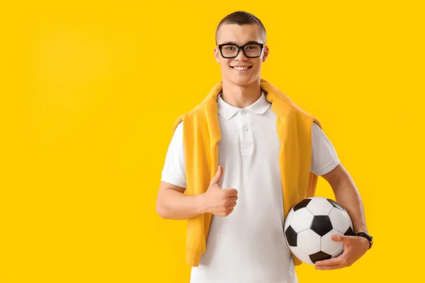 Estudiante Masculino Con Balón Fútbol Mostrando Pulgar Hacia Arriba Sobre —  Fotos de Stock
