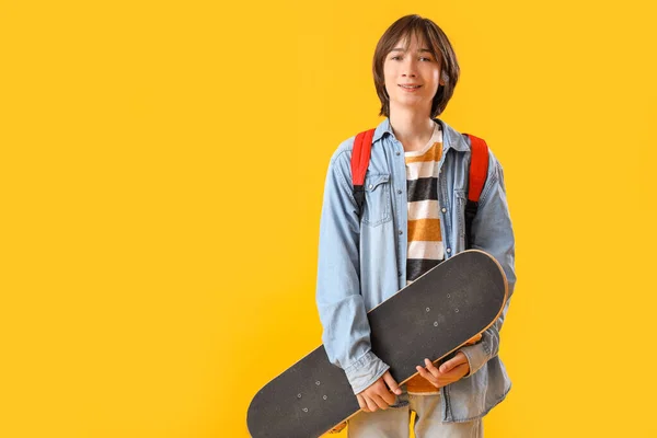 Άνδρας Φοιτητής Skateboard Κίτρινο Φόντο — Φωτογραφία Αρχείου