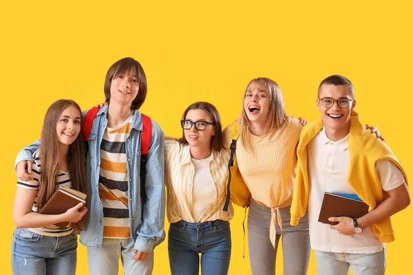 Grupo Estudiantes Adolescentes Sobre Fondo Amarillo — Foto de Stock