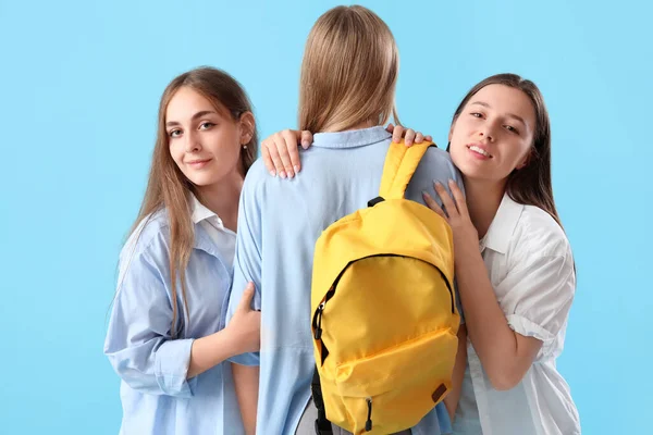 Γυναίκες Μαθητές Αγκαλιάζονται Μπλε Φόντο — Φωτογραφία Αρχείου