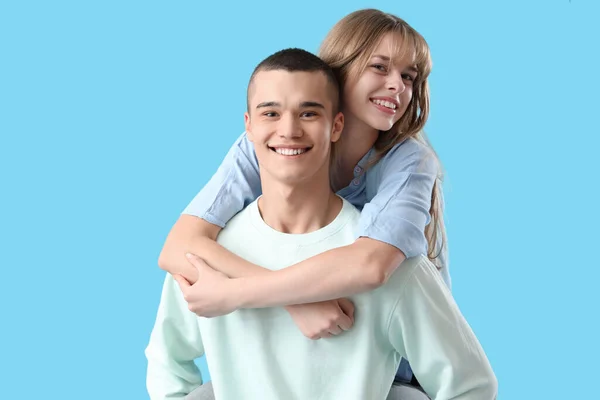 Paar Tienerstudenten Blauwe Achtergrond — Stockfoto