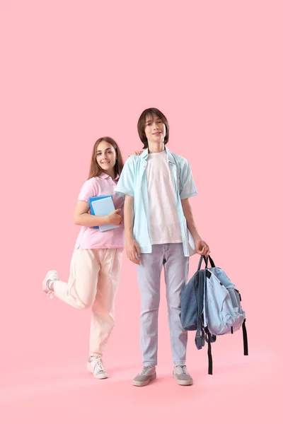 Pár Dospívajících Studentů Růžovém Pozadí — Stock fotografie