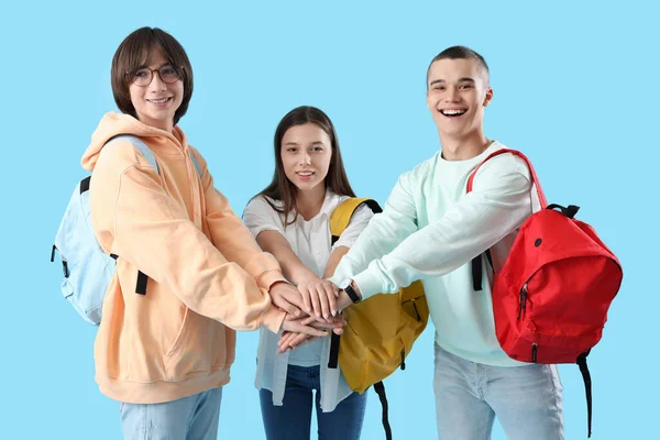 Studenti Adolescenti Mettere Mani Insieme Sfondo Blu — Foto Stock