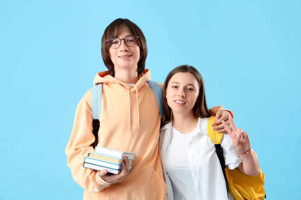 Couple Teenage Students Hugging Blue Background — Stock Photo, Image
