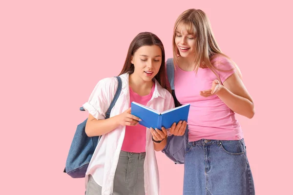 Студентки Читают Книгу Розовом Фоне — стоковое фото