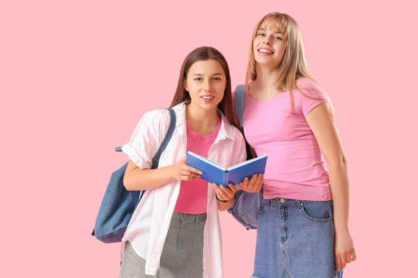 Γυναίκες Μαθητές Διαβάζουν Βιβλίο Ροζ Φόντο — Φωτογραφία Αρχείου