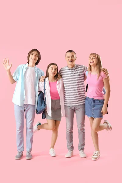 Skupina Dospívajících Studentů Růžovém Pozadí — Stock fotografie