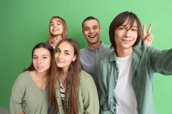 Ομάδα Εφήβων Μαθητών Που Βγάζουν Selfie Πράσινο Φόντο — Φωτογραφία Αρχείου